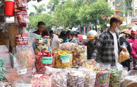 Chợ Lớn nhộn nhịp người qua lại, tiểu thương vẫn than sức mua giảm