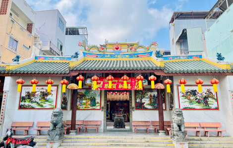 Vẻ đẹp cổ kính của ngôi miếu người Hoa giữa lòng Châu Đốc