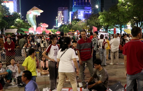 TPHCM: Người dân đổ về khu vực trung tâm đón giao thừa