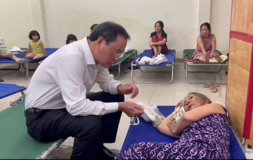 Mặt trận Tổ quốc Việt Nam TPHCM thăm, động viên nạn nhân vụ hỏa hoạn tại quận 1