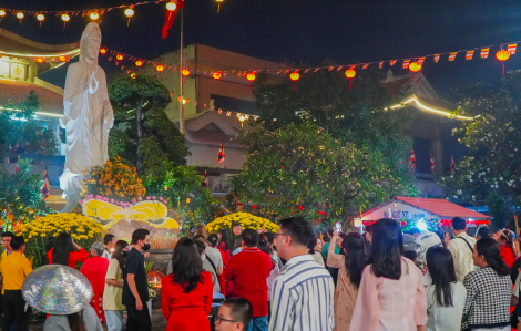 Người dân nườm nượp đi chùa cầu bình an sau giao thừa