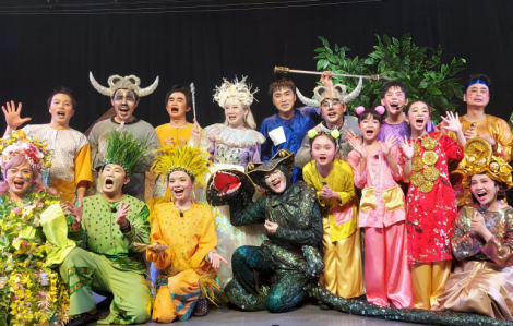 Diễn viên Nhà hát kịch Sân khấu 5B ăn tết tại hậu trường