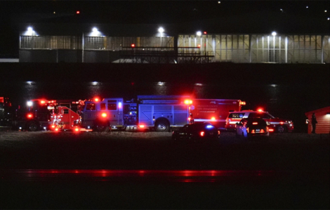 Máy bay chở 64 người va chạm trực thăng, đã có thương vong