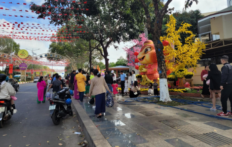 Mùng Hai xuống phố, nghe tim mình phơi phới niềm vui