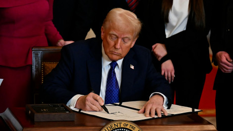 Ông Trump ra lệnh chuẩn bị cơ sở giam 30.000 người nhập cư bất hợp pháp