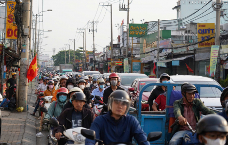 Người dân trở lại TPHCM sớm, các cửa ngõ tấp nập xe cộ