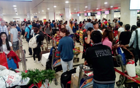 Sân bay Tân Sơn Nhất đón hàng chục ngàn người quay lại TPHCM ngày mùng Bốn tết