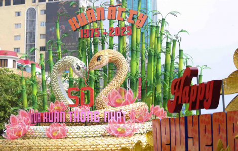 TPHCM sẽ giữ cặp linh vật rắn khổng lồ trên đường hoa Nguyễn Huệ đến hết tháng 2