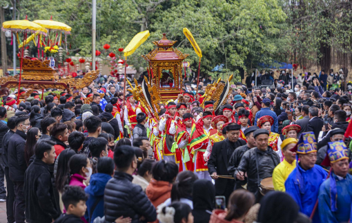 Hàng vạn người tham gia rước kiệu tại lễ hội Cổ Loa