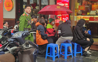 Hà Nội: Người dân đội mưa xếp hàng mua vàng trước ngày Vía Thần tài