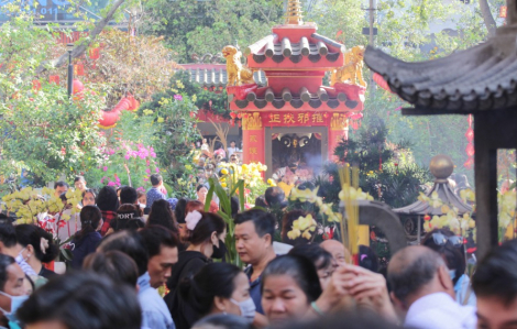 Người dân chen chân cúng vía Ngọc Hoàng