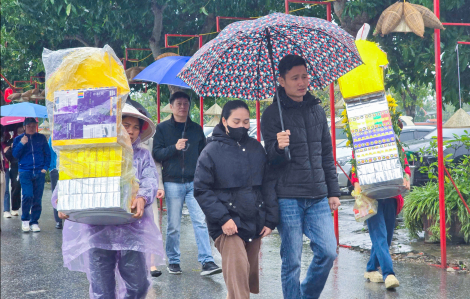 Du khách đội mưa đến đền ông Hoàng Mười “hóa vàng” xin tài lộc ngày vía Thần Tài