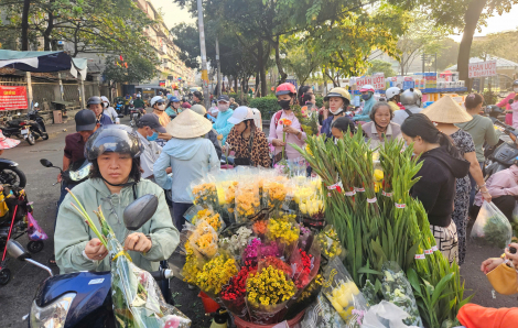 Hoa tươi đắt hàng, giá tăng gấp đôi trong ngày vía Thần Tài