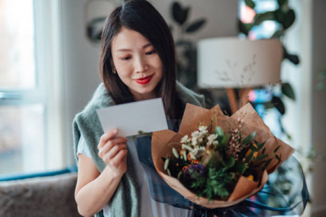 Valentine năm nay tôi sẽ thay ba tặng hoa mẹ