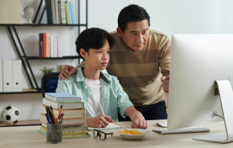 Cha là thạc sĩ, tiến sĩ mà sao con học hành thế này!