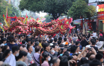 Hàng ngàn người hòa cùng các đoàn lân, sư, rồng nhảy múa trên các cung đường ở quận 5