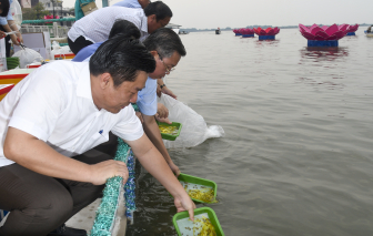 Thả hơn 2 triệu con tôm, cua, cá các loại xuống đầm Đông Hồ