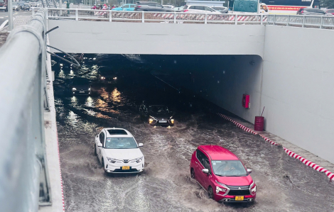 Hầm chui Nguyễn Văn Linh ngập nặng sau mưa lớn