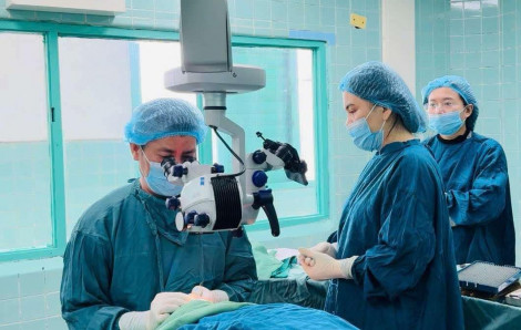 Thực hiện thành công ca phẫu thuật mắt bằng keo dán sinh học fibrin