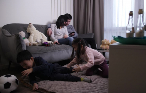 Khả năng ngôn ngữ của trẻ giảm 26% khi cha mẹ sử dụng điện thoại