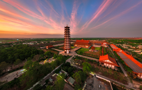 Thăm ngôi chùa có tượng phật ngọc bích, cánh đồng hoa hướng dương nở rộ