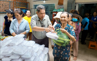 Đôi vợ chồng quanh năm làm việc thiện