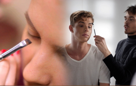 Nam cảnh sát Nhật Bản được dạy trang điểm để đẹp hơn khi tiếp dân