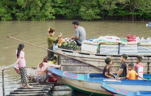 Đợi ghe hàng chợ như trông mẹ về...