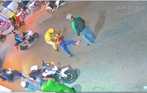 Người đàn ông rút thẻ thanh tra xây dựng yêu cầu CSGT thả người