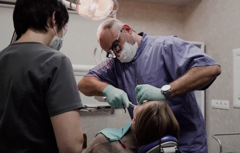 Bị tổn thương bụng do nuốt phải xương cá khi ăn lẩu