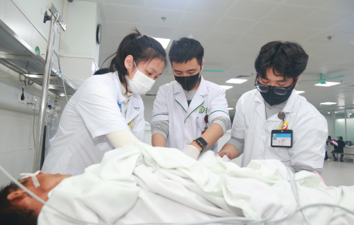 Vụ xe khách tông xe đầu kéo: 5 bệnh nhân nặng chuyển xuống Hà Nội cấp cứu, có trẻ 9 tuổi