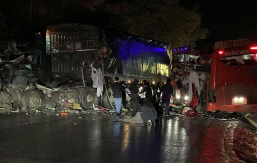 Xe khách tông xe đầu kéo khiến 6 người chết, 8 người bị thương