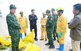 Hàng chục tấn dầu tràn vón cục trôi dạt vào khu vực bờ biển Huế