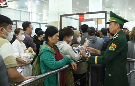 Cửa khẩu Tây Ninh rớt mạng, hàng ngàn người nhập cảnh phải chờ đợi