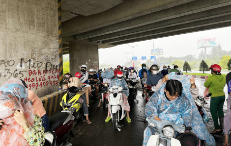 Dừng xe mặc áo mưa sao cho đúng luật?