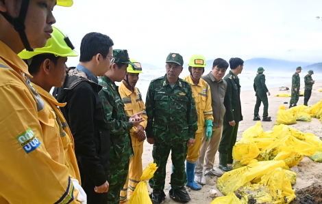 Huy động lực lượng xử lý hàng chục tấn dầu tràn vón cục trôi dạt ở Huế