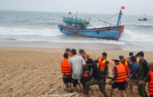 Đưa 11 ngư dân gặp nạn trên biển đưa vào bờ