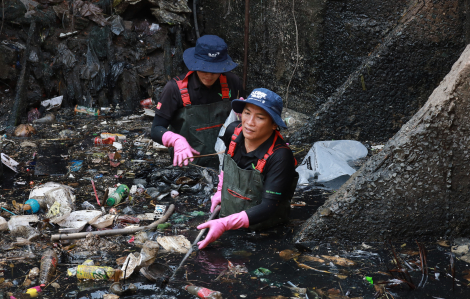 Hàng chục người dầm mình giải cứu kênh Hy Vọng
