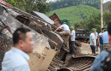 Nỗ lực khắc phục đường sắt Bắc Nam sau vụ tàu hàng lật nghiêng