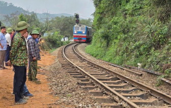 Đường sắt Bắc Nam thông tuyến sau 1 ngày “tê liệt”