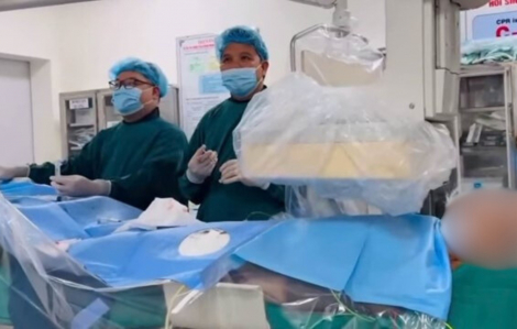 Cụ ông 72 tuổi hát 10 bài khi đang được phẫu thuật