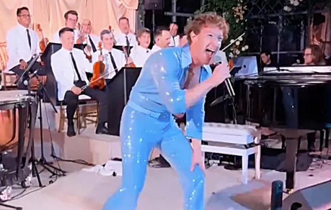 Mark Zuckerberg bị chỉ trích vì làm lu mờ vợ trong tiệc sinh nhật