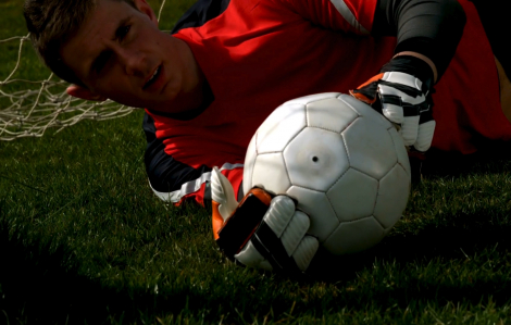 Thủ môn giữ bóng quá 8 giây sẽ bị phạt góc