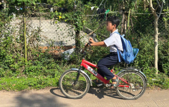 3 cháu nhỏ đạp xe gần 50km đi tìm cha