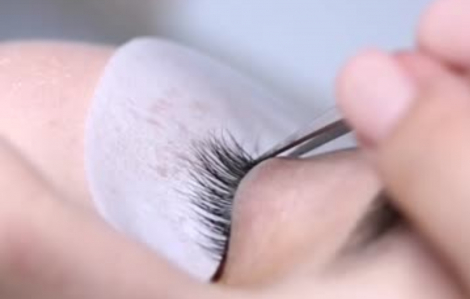 Bị bỏng mắt vì hóa chất uốn mi