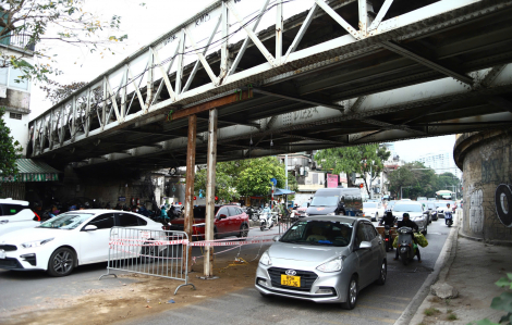 Cầu Long Biên phải ‘chống nạng’ để thi công sửa chữa