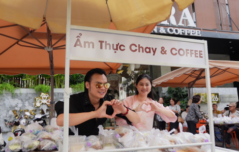 Nghệ sĩ Quế Trân ‘bắt cóc’ nghệ sĩ Kim Tiểu Long đi phát cơm từ thiện