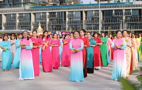 3.000 người đồng diễn dân vũ trong trang phục áo dài tại công viên bờ sông Sài Gòn