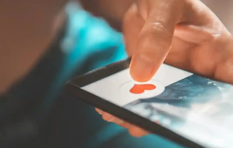 Người phụ nữ mất hơn 760 triệu đồng vì mong gặp “bạch mã hoàng tử” trên mạng