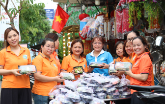 Tặng xe bán hủ tíu và suất ăn yêu thương cho người khó khăn